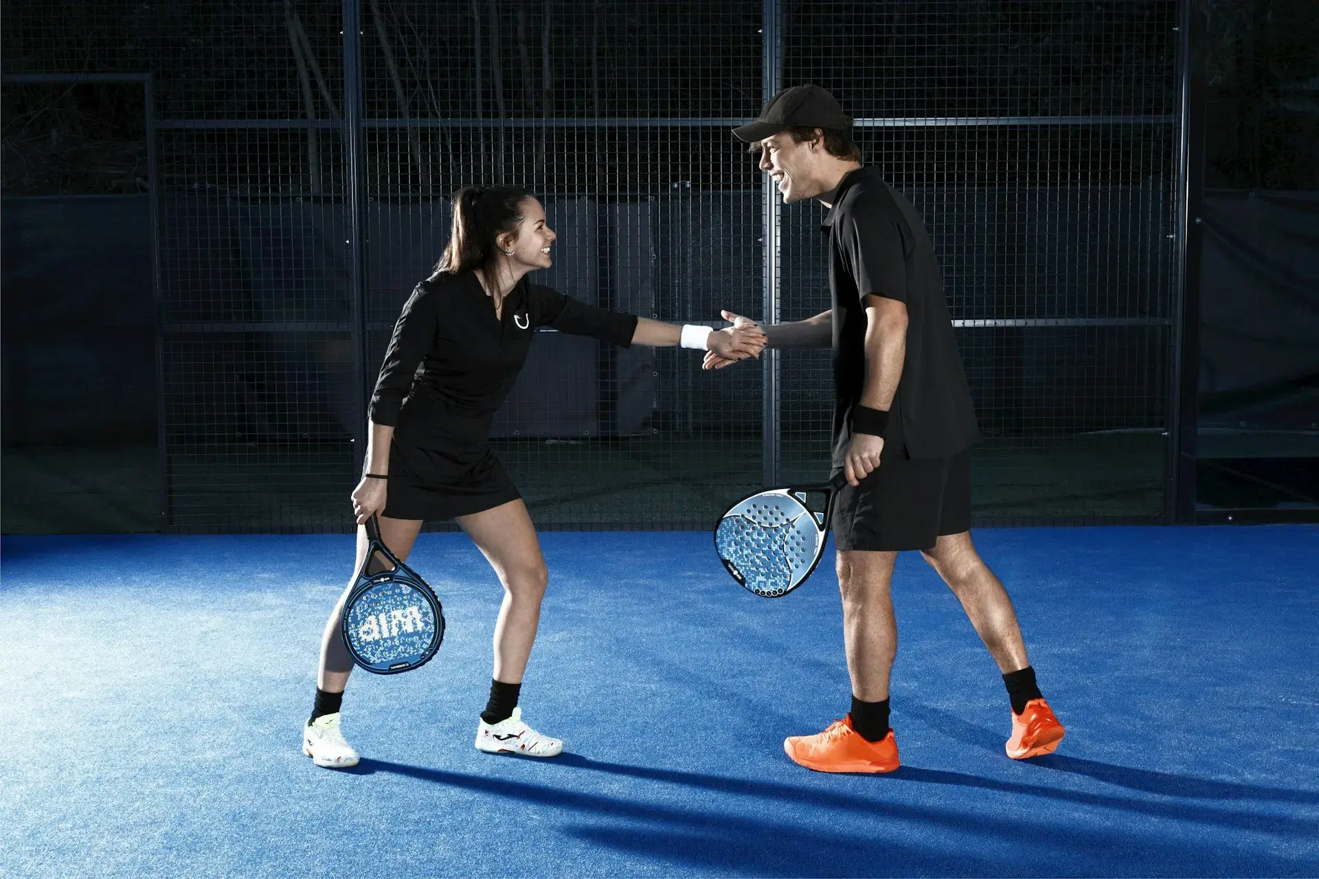 2 padel players shaking hands